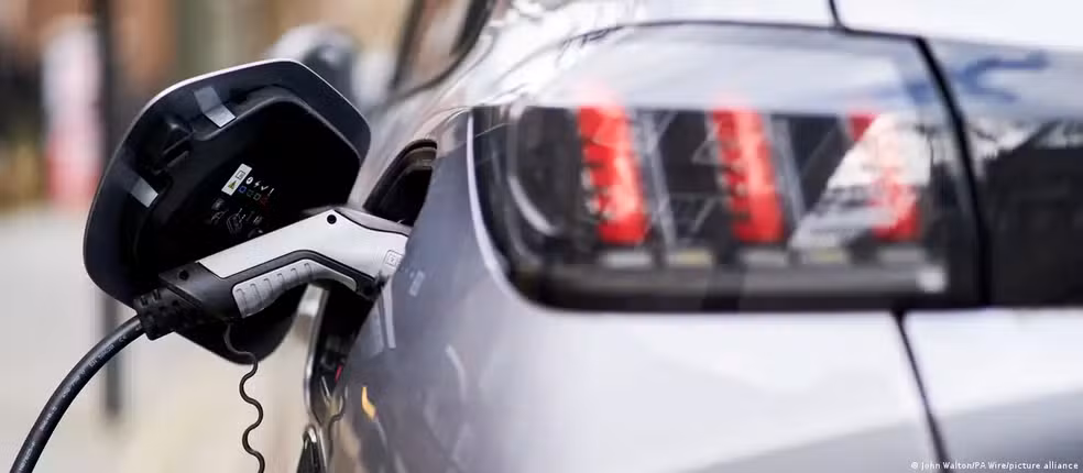  Baterias de carros elétricos poluem mais? O que dizem especialistas sobre mineração, incêndios e impactos ambientais