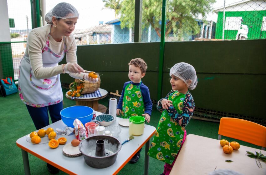  Crianças do CEIM Alegria do Saber preparam bolo de bergamota