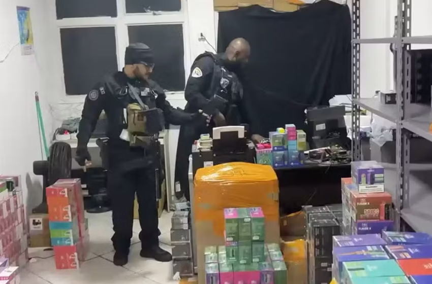  Loja de capinhas movimentou R$ 50 milhões do tráfico em dois anos, diz MPRJ; dona é presa