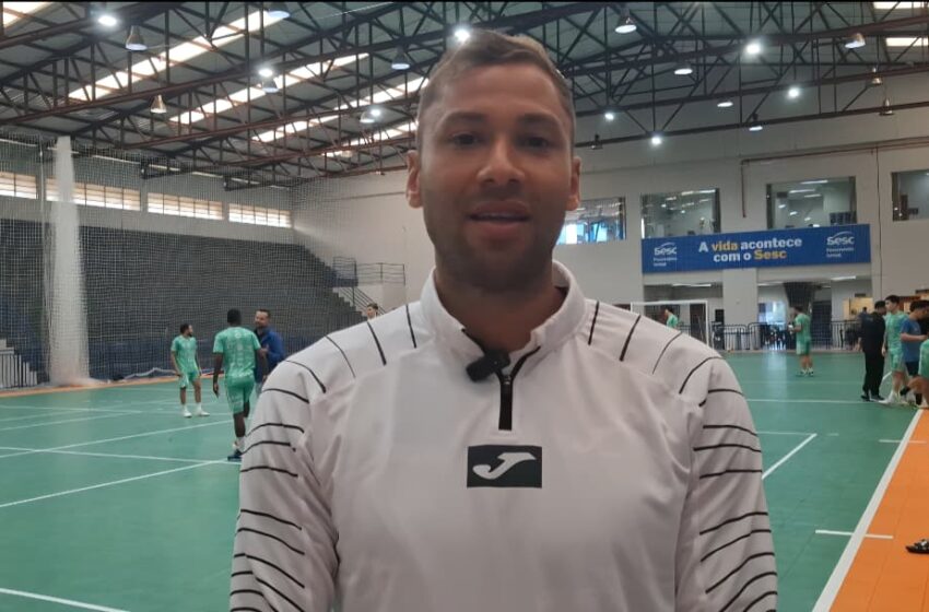  Pito acompanha treino da Chape Futsal em Chapecó e recebe camisa oficial do clube