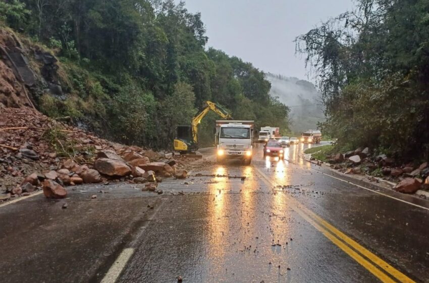 Chuva provoca queda de barreira na BR-282 e deixa trecho da SC-480 com água sobre a pista no Oeste de SC