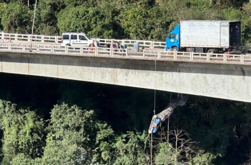  Dois trabalhadores caem de ponte de 20 metros durante manutenção na BR-282 em SC