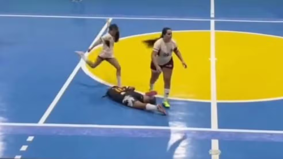 Árbitro diz que advertiu jogadora antes de agressões em campeonato de futsal no Ceará