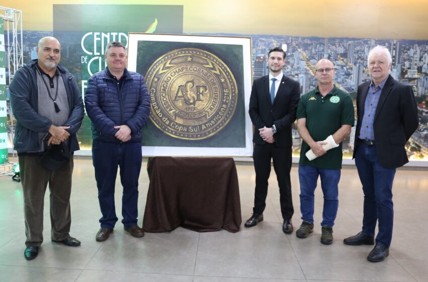  Prefeitura e Chapecoense recebem obra de arte após acordo com o MP